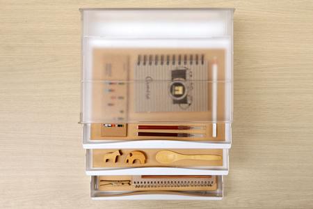 引き出し付きの組み合わせ型横型デスクトップチェスト。