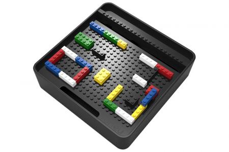 Organizer ONEU Fun Brick Box untuk ponsel dan aksesori dalam warna hitam.