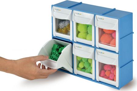 6つの引き出し収納コンパートメント付きのフリップアウトビンセットを使用中。