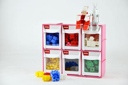 6つの引き出し収納コンパートメント付きのフリップアウトビンセットを使用中。