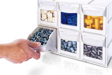 6つの引き出し収納コンパートメント付きのフリップアウトビンセットを使用中。