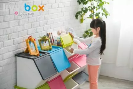 Kotak penyimpanan tumpuk livinbox dengan tutup di ruang anak
