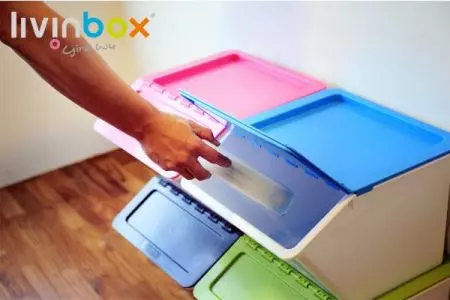Легко брать и класть вещи в стопкаемые контейнеры для хранения livinbox