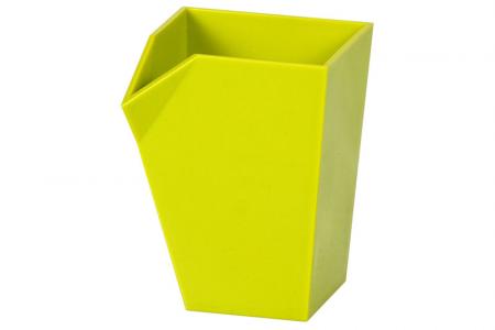 グリーンのペンとペンシルホルダー。