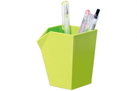 Suporte de caneta e lápis em verde em uso.
