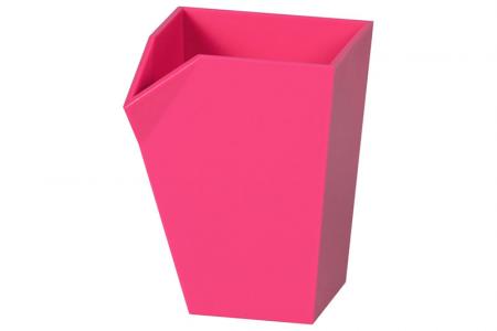 Pen and pencil holder in pink.