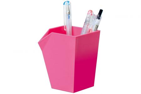 Pen dan tempat pensil berwarna merah muda sedang digunakan.