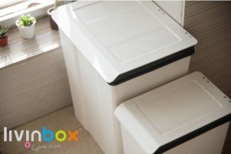 contenedores de reciclaje livinbox en el baño