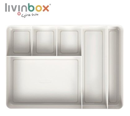 Pengatur laci meja dengan 6 kompartmen dalam warna beige.