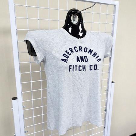 Naispuolinen näyttömannekiini paidalle