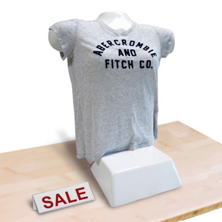 Vähittäiskaupan mannekiinit tiskillä