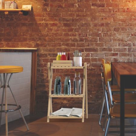 3-lagers tallställning för förvaring av caféartiklar som kryddsirap, porslin, glasflaska och tidning