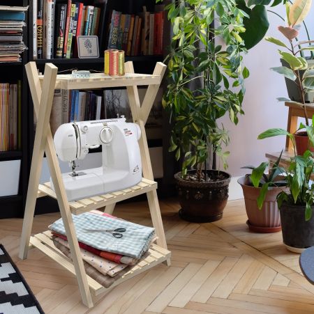 Hopfällbar träställning för förvaring av symaskin och köksredskap
