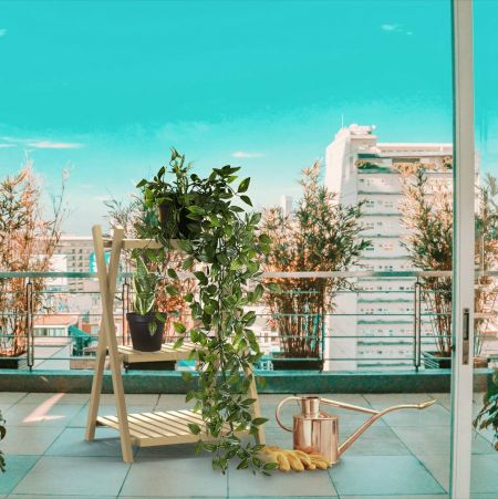 3-lagers hopfällbar träplantställning på balkongen