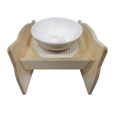 En halkfri dyna placeras mellan skålen och husdjursmatningsstället