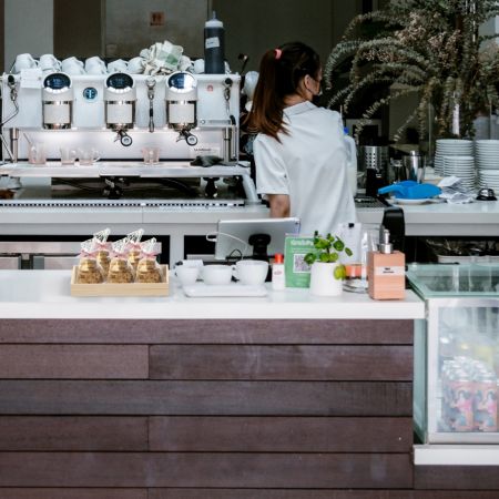 Produkter i träboxar som placeras nära kassan kan troligtvis ses av kunder och stimulera impulsköp