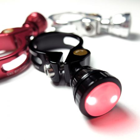 LED 조명과 빠른 해제 핸들이 있는 아노다이즈드 블랙 시트 포스트 클램프