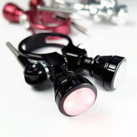Svorka na sedlovku s LED světlem a rychloupínací rukojetí z předního pohledu