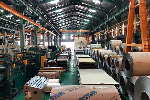 HE-TIEN's leveling area is equipped with a large inventory of stainless steel sheets, plates, and coils
