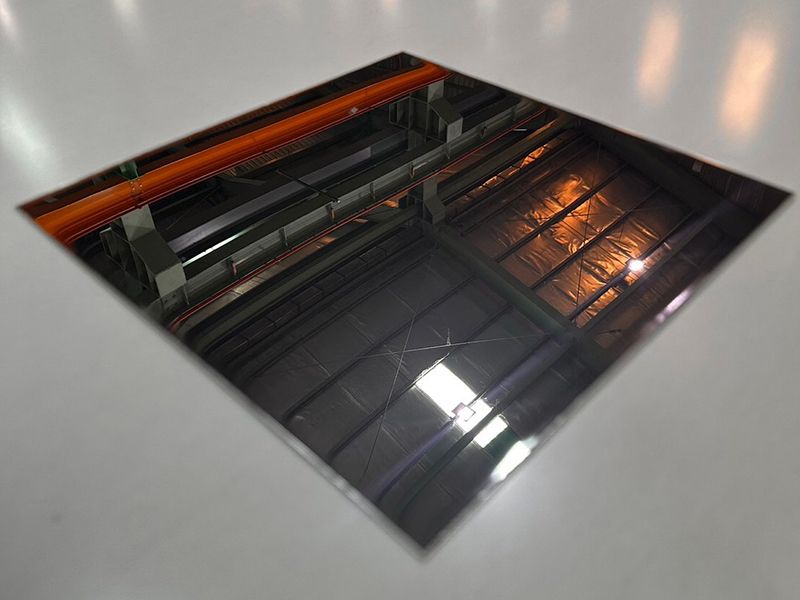 We have a stock of stainless steel mirror sheets with various thicknesses to provide customers with the shortest lead time