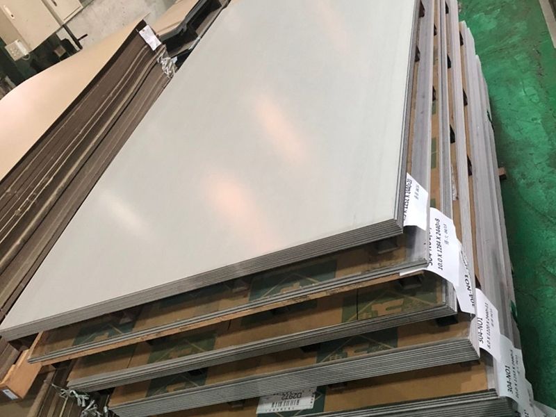 Inventory of stainless steel plates consists of fixed-length materials with widths of 4 feet and 5 feet
