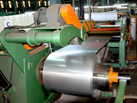 The 1300mm steel coil leveling machine can be customized to cut stainless steel sheets to specific lengths, providing high-quality stainless steel products