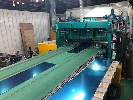 Cutting area of the 800mm steel coil leveling machine