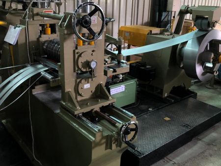 The 400mm steel coil slitting machine is capable of slitting stainless steel strips to specified widths