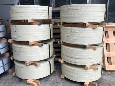 Export packaging for 316 stainless steel strips, with the use of woven straps for outer bundling.