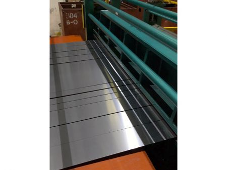 304-1/2H materyal ng spring na stainless steel, hinati sa anyo ng strip gamit ang isang makinang panghiwa ng bakal na coil.