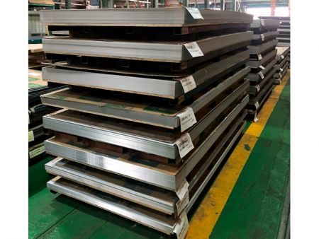 Mga sheet ng 304L stainless steel na may 2B, BA, at HL surface finishes.