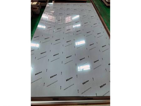 Mga sheet ng 304L stainless steel na may BA surface finish at protektado ng fiber laser protective film.
