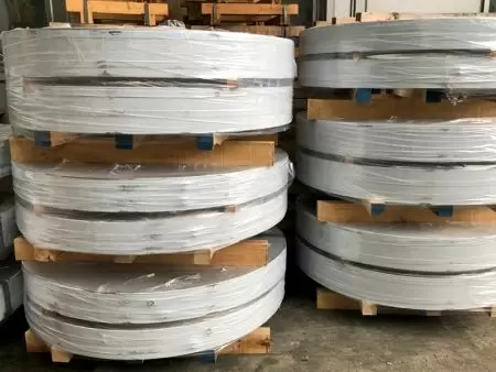 Tira de acero inoxidable 316 - Tira de acero inoxidable 316, con un acabado de superficie BA y película protectora PVC negra / blanca aplicada, se empaqueta adicionalmente con una película protectora transparente en la capa exterior