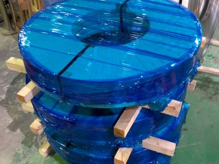 Strip Baja Tahan Karat 430 - Strip baja tahan karat 430, dengan penyelesaian permukaan BA, dikemas menggunakan tali anyaman dan dibungkus dengan film biru PE sebagai lapisan luar