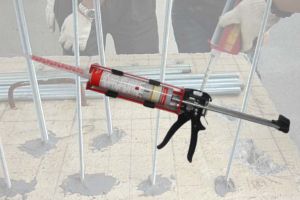 Dvoukomponentní epoxidová dávkovací pistole pro strukturální kotvení a osazování armatur