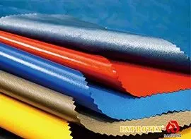 防水性と通気性に優れたTPUを使用した生地ラミネートで、優れた防水性と保温機能を提供します。