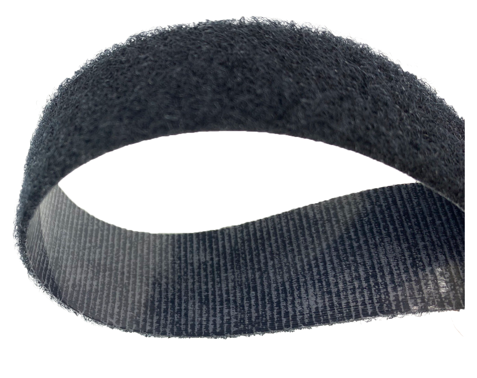 高週波黏扣帶係於黏扣帶背面塗佈一層高週波膠或是黏貼一層熱熔膠膜，使其透過焊接或熱壓後產生固定的能力。