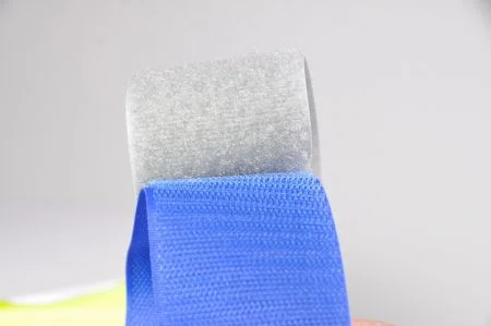 フックとループファスナーの用途 - フックとループテープは、異なる糸の織り方に基づいて異なる固定効果を持ち、さまざまな業界で広く使用できます。
