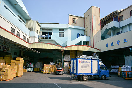 Nhà máy đầu tiên