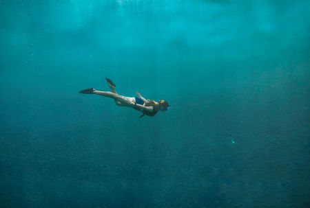 Water Activities - Diving activities require excellent flexibility to meet the demands of the sport, along with essential qualities like warmth, waterproofing, and ease of wearing and removal.