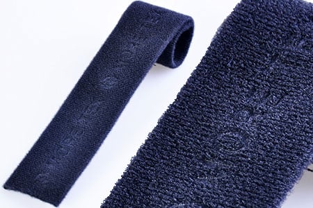 לולאת קיפול C עם לוגו מודפס.