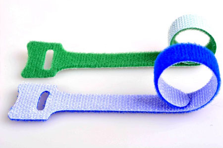 Fascetta per organizzare i cavi richiudibile e riutilizzabile.