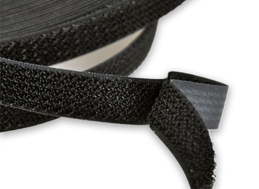 鉤毛同體粘扣帶，以特殊織法鉤面及毛面織於同一面。