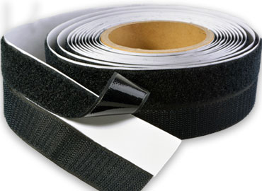 ラバーまたはアクリル接着剤の自己粘着テープで、ほとんどの表面に貼り付けることができます。