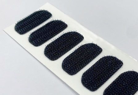 特注の形状に変換するための自己粘着テープ。