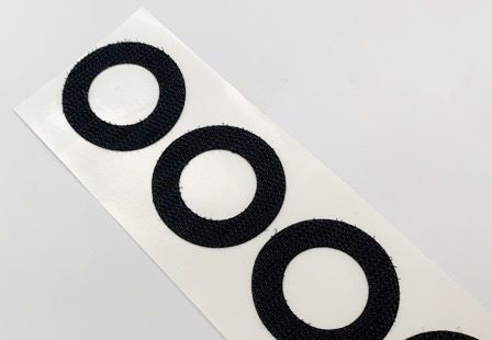 特注の形状に変換するための自己粘着テープ。