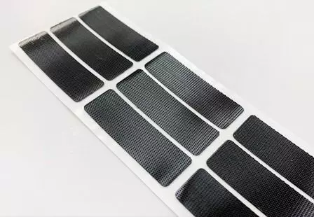 特注の形状に変換するための自己粘着テープ。