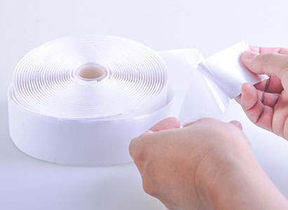 自黏粘扣帶係於一般粘扣帶背面塗佈一層膠料，使其具有較方便固定的能力，此膠料擁有高黏著力、高保持力兩大特性。