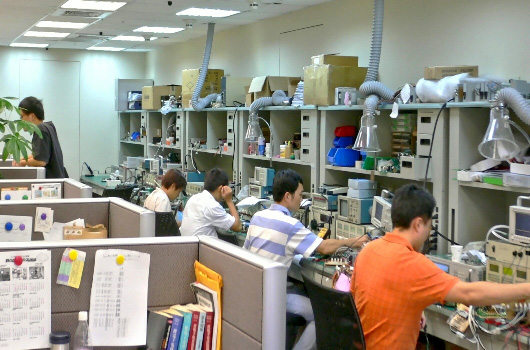WIN-TACT 연구개발 팀은 실험실에서 작업 중입니다.
