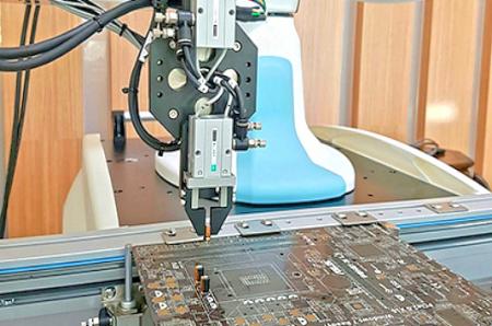 Bras robotique pour l'insertion.